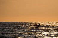Kitesurfing bij zonsondergang van Michel Sjollema thumbnail