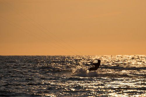 Kitesurfing bij zonsondergang