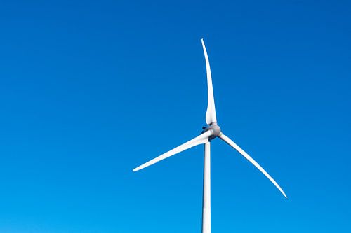 Windturbine met een helderblauwe lucht op de achtergrond