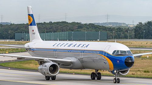 Lufthansa Airbus A321 in Retro-Farben.