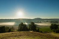 herfstochtend over de Jekervallei met mist en zonneharpen van Kim Willems thumbnail