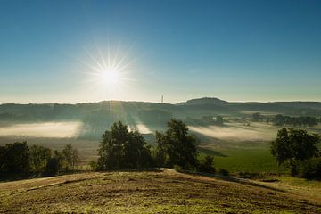 herfstochtend over de Jekervallei met mist en zonneharpen van Kim Willems