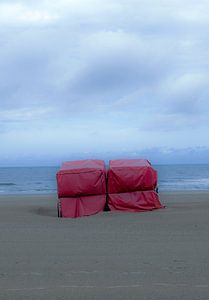 Foto von 2 Stühlen am Strand von Scheveningen.