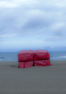 Foto van 2 stoelen aan het strand in Scheveningen. van Therese Brals