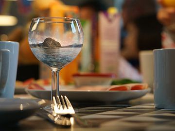 Fantasiebild mit einem Weinglas in dem eine norwegischen Landschaft abgebildet ist. von Martin Köbsch