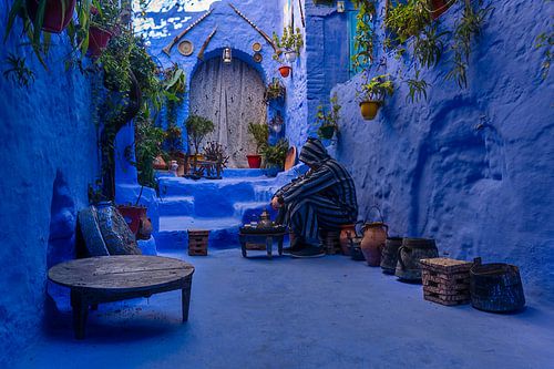 Marokkaanse man overpeinst zijn dag in zijn tuin in  Chefchaouen