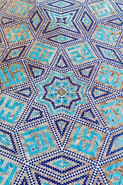 Azuurblauw Arabisch tegel mozaiek patroon op de muur van de madrassa moskee school in Registan, Sama van WorldWidePhotoWeb