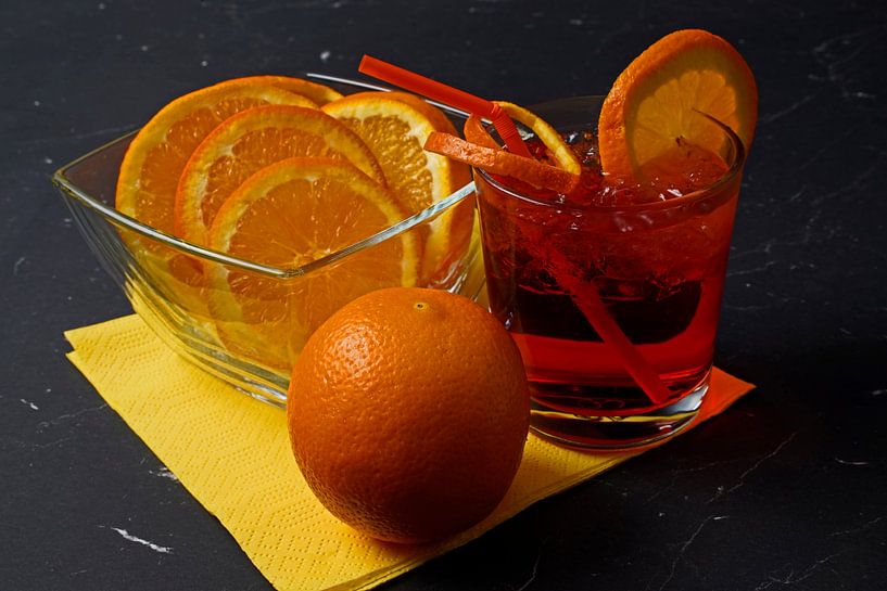 Roter Mond trifft auf Gin und Orange. von Babetts Bildergalerie