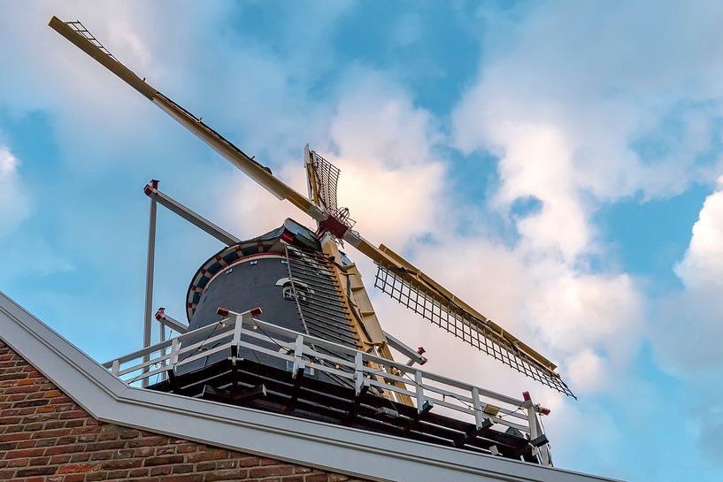 Molen tegen een deels bewolkte lucht van Arjan Almekinders