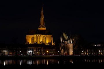 Het stadsfront van Kampen in het donker