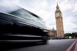 Taxi noir londonien avec flou de mouvement devant le palais de Westminster et Big Ben, Londres sur René Wiegmink