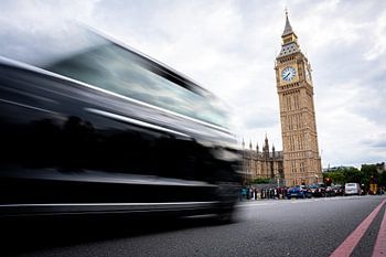 Londense zwarte taxi met bewegingsonscherpte voor Palace of Westminster en Big Ben, Londen