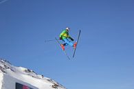 skier maakt mooi grote jump over een schans in de sneeuw von Joost Brauer Miniaturansicht