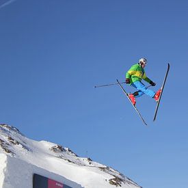 skier maakt mooi grote jump over een schans in de sneeuw by Joost Brauer