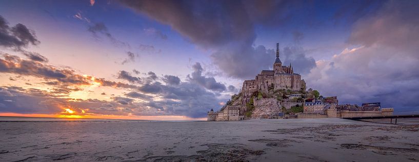 Mont Saint Michel bij zonsondergang van Toon van den Einde