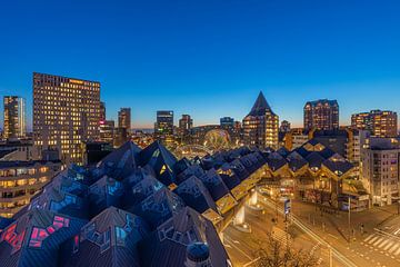 Het nachtelijke zicht op de Kubuswoningen en de Markthal in Rotterdam van MS Fotografie | Marc van der Stelt