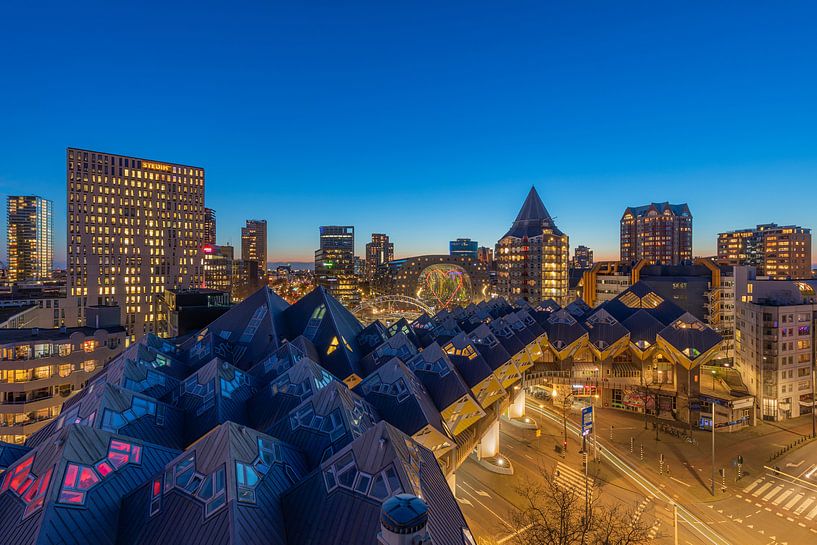 Het nachtelijke zicht op de Kubuswoningen en de Markthal in Rotterdam van MS Fotografie | Marc van der Stelt