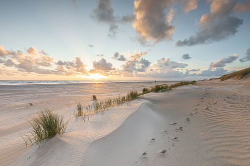 Wunderschöner Sonnenuntergang am Strand von Ameland