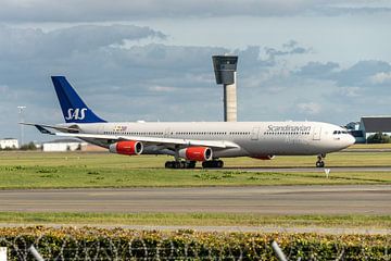 An Airbus A340-300 of SAS Scandinavian Airlines (OY-KBC) departs from Københavns Lufthavne Kastrup. by Jaap van den Berg