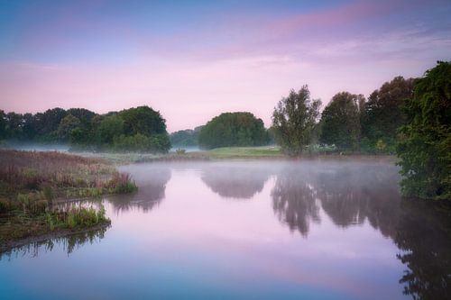 Gelassene Flusslandschaft bei Sonnenaufgang mit Morgennebel und ruhigem Wasser von Original Mostert Photography