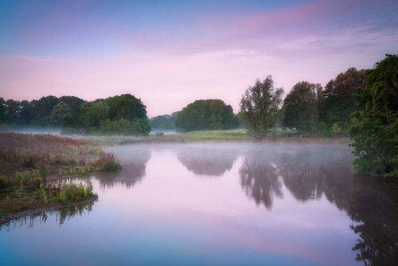 Gelassene Flusslandschaft bei Sonnenaufgang mit Morgennebel und ruhigem Wasser von Original Mostert Photography