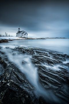 Kerk in Noorwegen op het strand van de Lofoten. van Voss Fine Art Fotografie