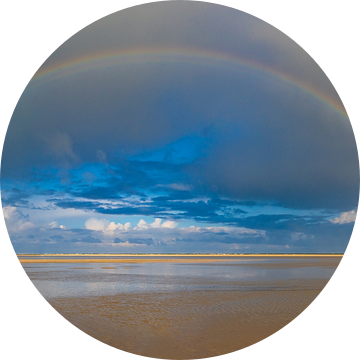 Regenboog op het strand van Texel in de Waddenzee
