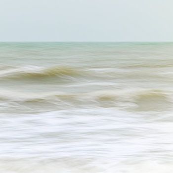 La mer. Les vagues de la mer du Nord dans la douce lumière du matin, capturées avec un temps d'exposition long et un mouvement volontaire