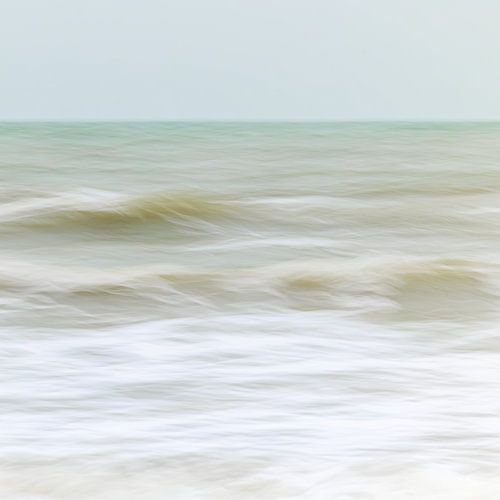Sea. Golven van de Noordzee in het zachte ochtendlicht, gemaakt met een lange sluitertijd en opzettelijke beweging