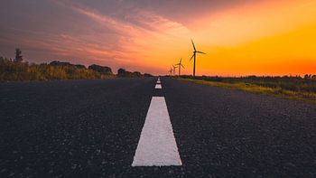 Windmühlen entlang der Straße in den Niederlanden