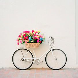 Bloemenfiets voor een witte muur van Poster Art Shop