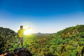 Mann auf einem Berg in Paraguay. von Jan Schneckenhaus