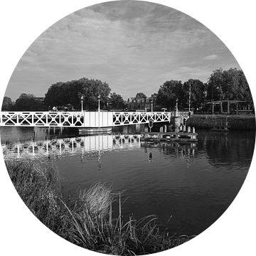 De Muntbrug in Utrecht met het Merwedekanaal.