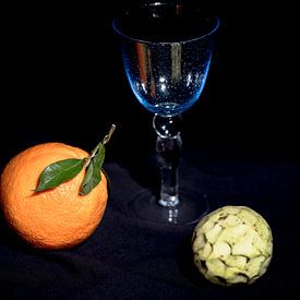 Apfelsine und Cherimoya mit blauem Weinglas sur Dieter Meyer