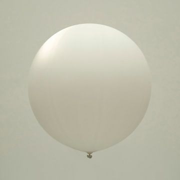 Der Ballon. Weiß. Minimalismus.