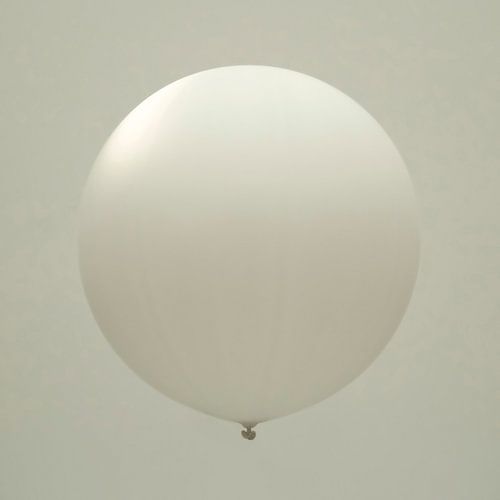 De Ballon. Wit. Minimalisme.