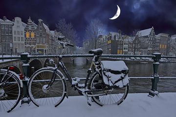 Besneeuwd Amsterdam bij nacht bij maanlicht in Nederland van Eye on You