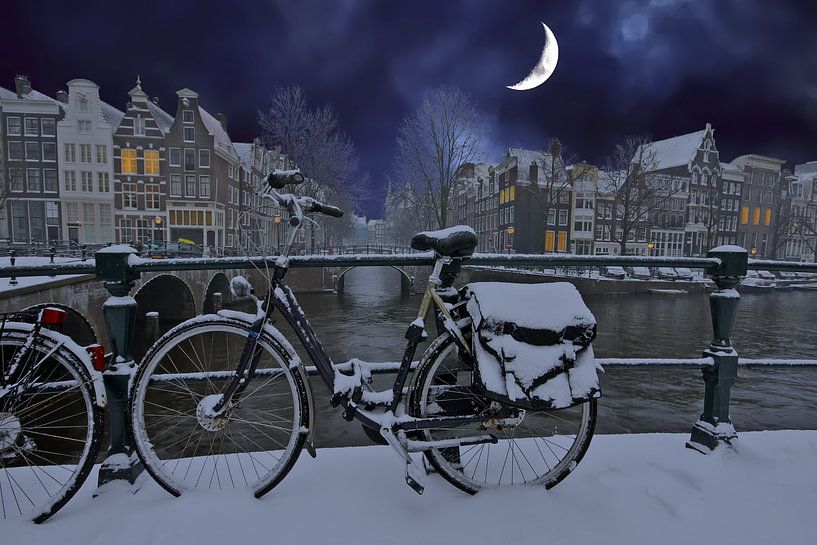 Das verschneite Amsterdam bei Nacht im Mondlicht in den Niederlanden von Eye on You