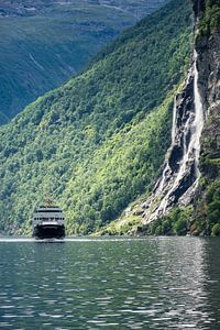 View to the Geirangerfjord in Norway sur Rico Ködder