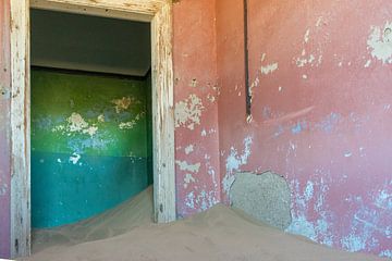 Door het zand bedolven huis in Kolmanskop, Namibië