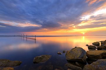 ijsselmeer met fuikenstokken van FotoBob
