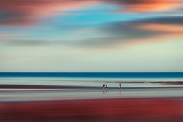 Abstract strandtafereel in het avondlicht van Dirk Wüstenhagen