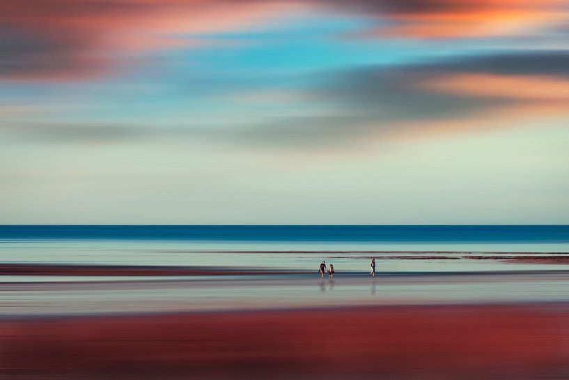 Abstract beach scene in evening light by Dirk Wüstenhagen