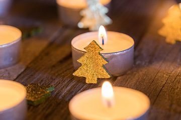 Feestelijke kerstsfeer met brandende kaarsvlammen en ornamenten van Alex Winter