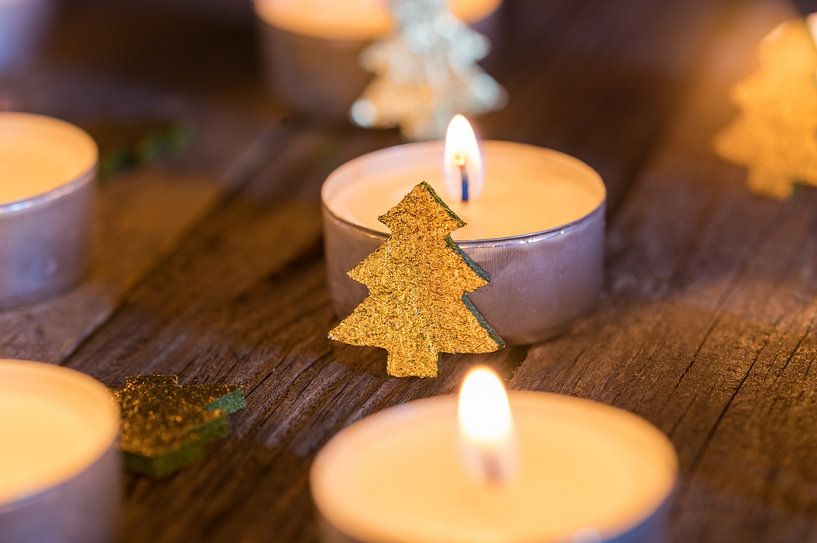 Festliche Weihnachtsstimmung mit brennenden Kerzenflammen und Ornamenten von Alex Winter
