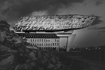 Havenhuis Anvers sous des nuages menaçants | Noir et blanc