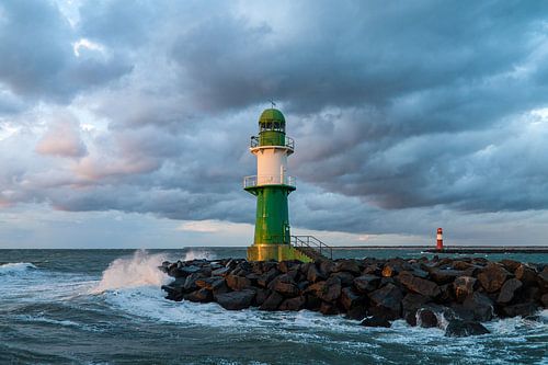Mole in Warnemünde an einem stürmischen Tag