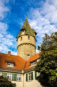 Grüner Turm und Stadtmauer Stadttor mit SChäfchenwolken in Ravensburg Oberschwaben Deutschland