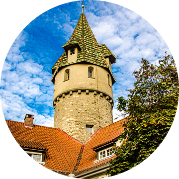 Groene toren en stadsmuur Stadspoort met SChäfchen wolken in Ravensburg Opper-Swaben Duitsland van Dieter Walther