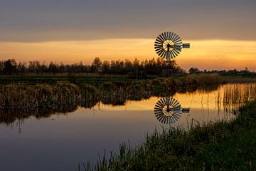 De Veenhoop poldermolen bij zonsondergang van Antje Verleg-Dijk